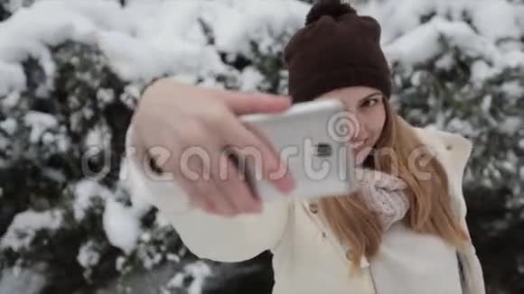 白雪森林里的女孩自拍视频的预览图