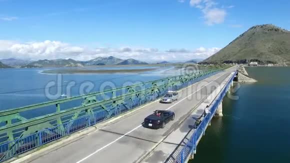 在美丽的大洋路上开车录像黑色汽车行驶在桥上碧海山天背景汽车视频的预览图