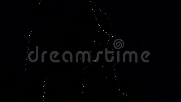 晚上的圣诞树圣诞树上的灯抽象背景视频的预览图