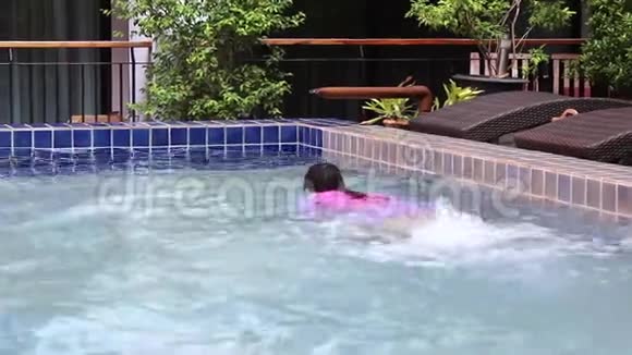快乐的亚洲女人在度假胜地的游泳池里享受暑假视频的预览图