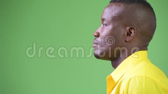 穿黄色衬衫的年轻非洲商人的侧写视频的预览图