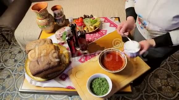 为少数人的晚餐准备了传统的乌克兰和俄罗斯食物的美味菜肴视频的预览图