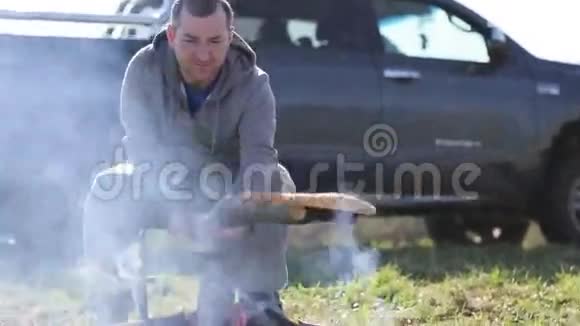 父子一家在营火上烤面包视频的预览图
