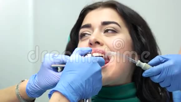 女人和牙医视频的预览图