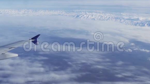 飞机窗翼山云4k视频的预览图