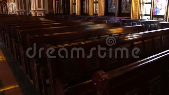 教堂里巨大的木凳视频的预览图