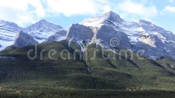 加拿大班夫国家公园的山景时间视频的预览图