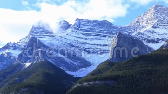 加拿大班夫国家公园的时间推移山景视频的预览图