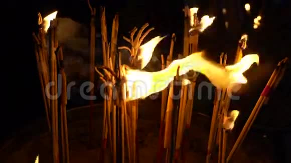 夜晚充满香火的壁炉视频的预览图