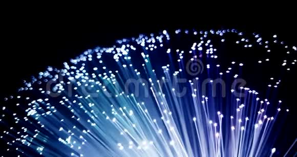 光纤背景下蓝梯度生长束带褪色效果的细节高速快速光信号技术视频的预览图