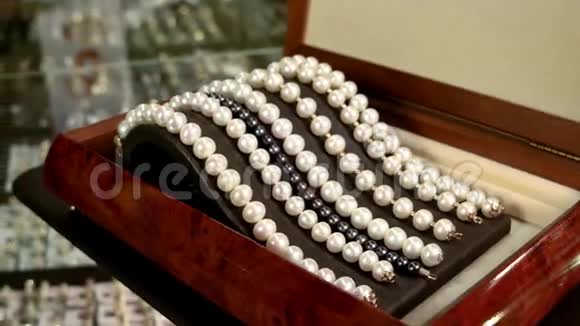 珠宝首饰珍珠手镯装饰华丽的时装设计师经典珠宝女士视频的预览图