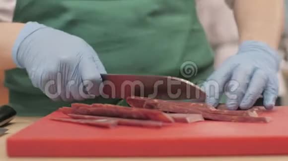 厨师用肉做饭在餐厅做饭时用手靠近视频的预览图