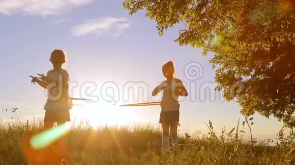 两个女孩玩呼啦圈视频的预览图