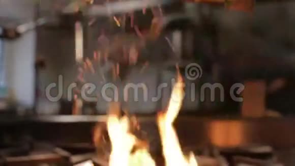 从彩色肉桂的气炉上方开启火焰火花视频的预览图