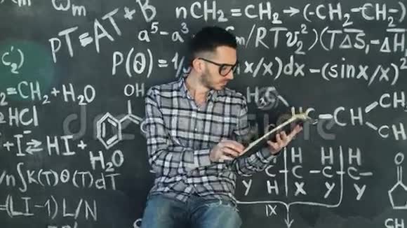 年轻科学家读化学和数学方程式的书视频的预览图