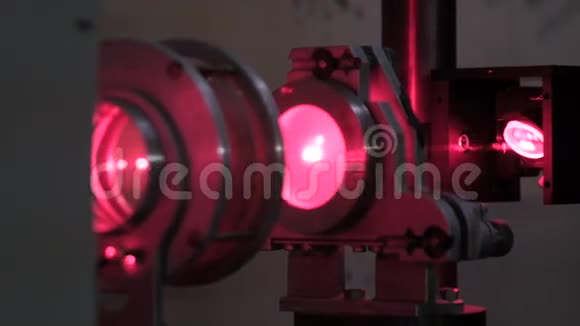 实验室用激光系统进行实验激光切割机激光实验室视频的预览图
