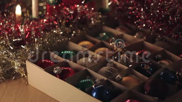 从盒子里拿出红色老式圣诞球玩具视频的预览图