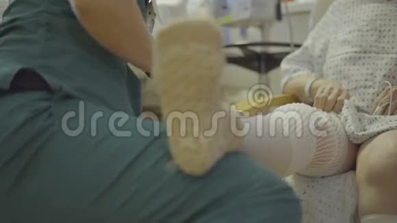 治疗师检查膝盖的运动范围视频的预览图