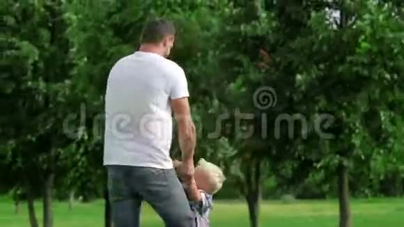 父亲在公园里缠着他的小儿子视频的预览图