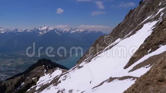 从高山到瑞士阿尔卑斯山雪山的全景罗瑟斯德纳伊视频的预览图