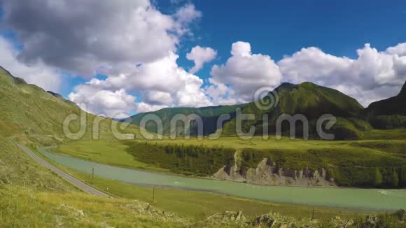 云层覆盖着楚雅河阿尔泰河西伯利亚河的山谷俄罗斯视频的预览图
