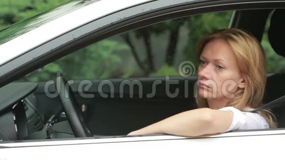 雨中坐在车里的女孩司机在等乘客视频的预览图