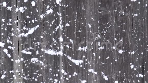 雪花和古老的木质灰色墙壁背景视频的预览图