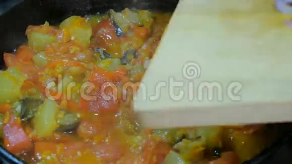 素菜中加入紫色洋葱用木勺搅拌视频的预览图