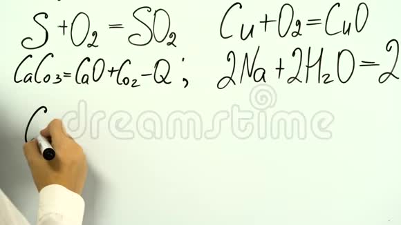 白板上的化学公式视频的预览图