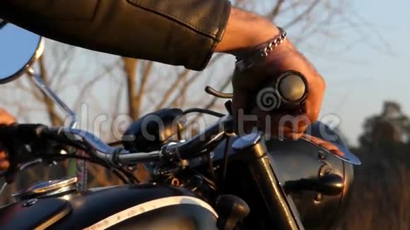 自行车运动员在日落时启动摩托车发动机视频的预览图