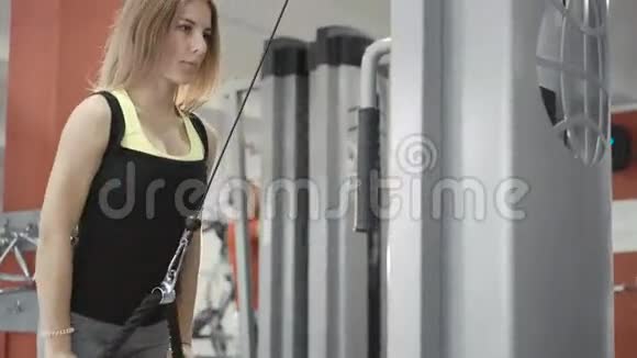 强壮苗条的女孩锻炼与健身房模拟器肌肉在健身房4K视频的预览图
