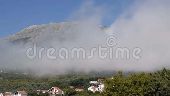 移动的云层和岩石景观的时间流逝视频的预览图