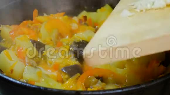 蔬菜炖菜中加入大蒜用木勺搅拌视频的预览图
