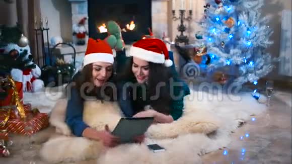 女孩们用寒假祝贺朋友视频的预览图