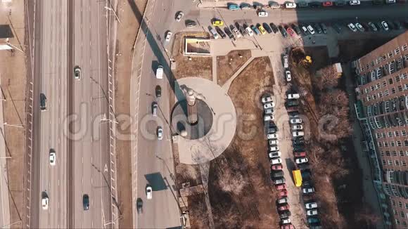鸟瞰尤里加加林纪念碑在道路交通十字路口的城市视频的预览图