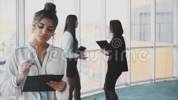 办公室里的商务小姐和智能手机聊天快乐微笑的白人商业女性忙碌视频的预览图