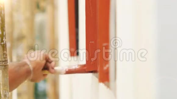 屋外工人粉刷窗户视频的预览图
