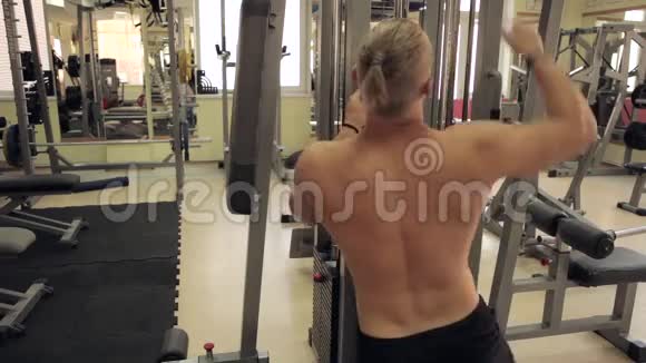 在健身房锻炼的男人视频的预览图