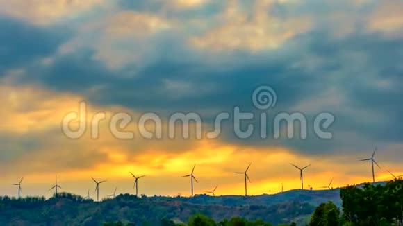 山区的延时风力涡轮机视频的预览图