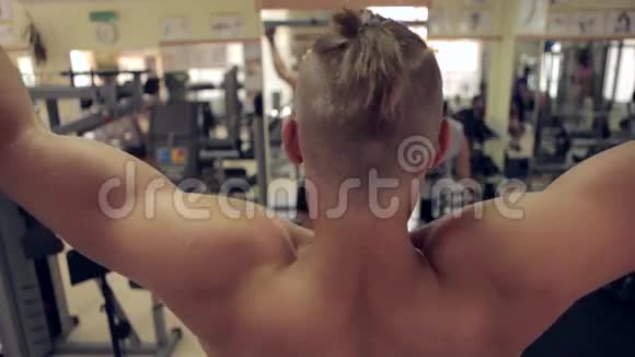 在健身房锻炼的男人视频的预览图