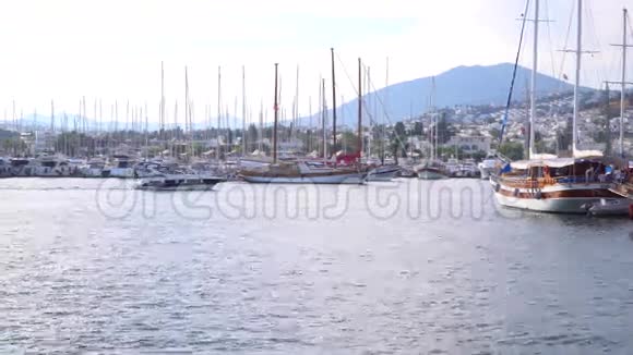 土耳其Bodrum背景上白色房屋的游艇视频的预览图