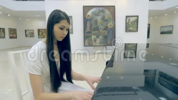 女钢琴家在美术馆弹钢琴视频的预览图