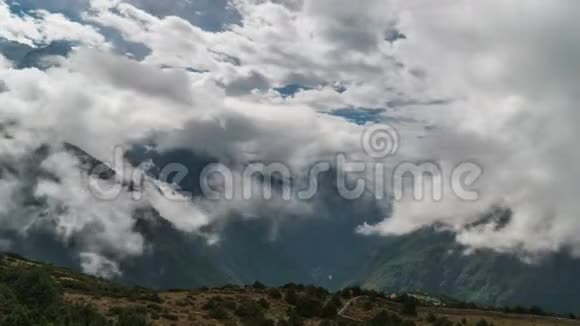 高地山谷上空的云层移动视频的预览图