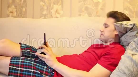 一个躺着玩平板电脑的人视频的预览图