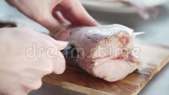 厨师把鱼片分开厨师为烹饪准备鱼用鱼做菜饮食和健康的食物视频的预览图