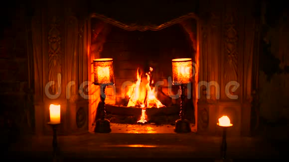 古老的哥特式壁炉是火燃烧蜡烛和平与放松的条件视频的预览图