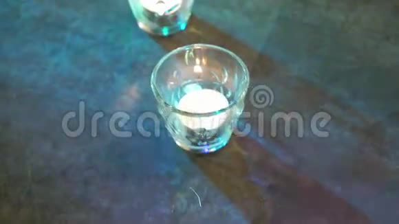 在地板上用玻璃烧蜡烛视频的预览图