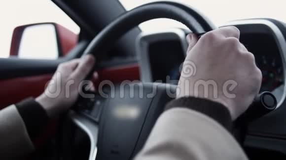 在光明的一天男人手握方向盘驾驶昂贵的汽车视频的预览图