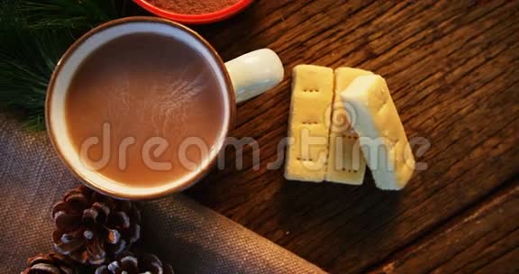 咖啡杯可可粉和饼干放在木板上视频的预览图