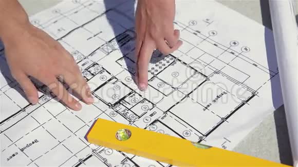 男性手指指向建筑施工计划视频的预览图